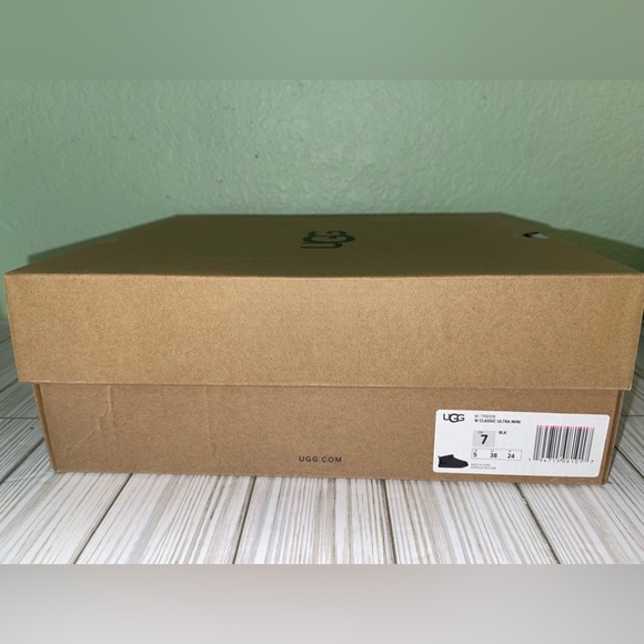Brand NEW in box Ultra Mini Classic Black, Size 7 - Picture 3 of 10
